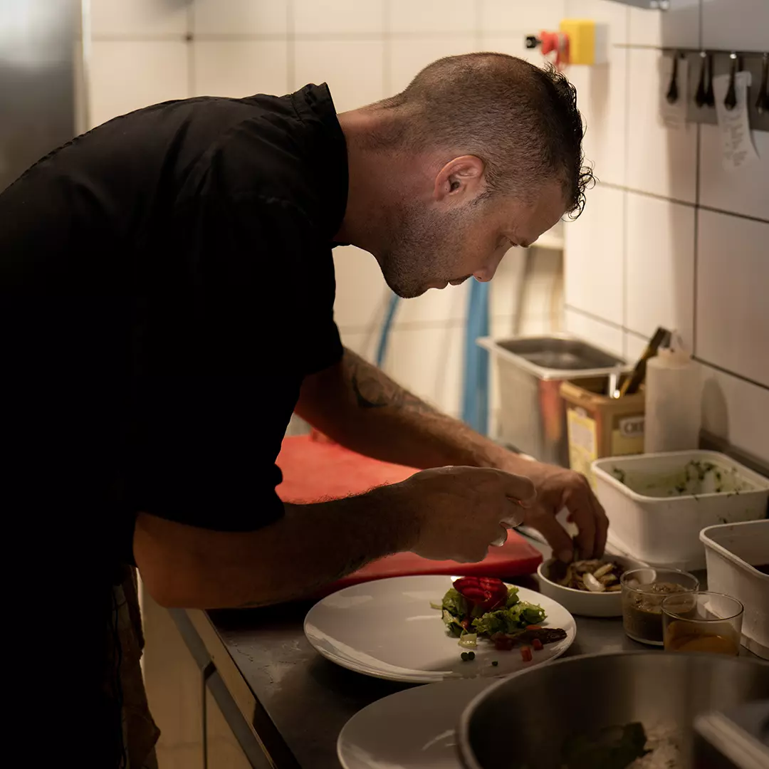 chef-dressage-plat-photo-lifestyle