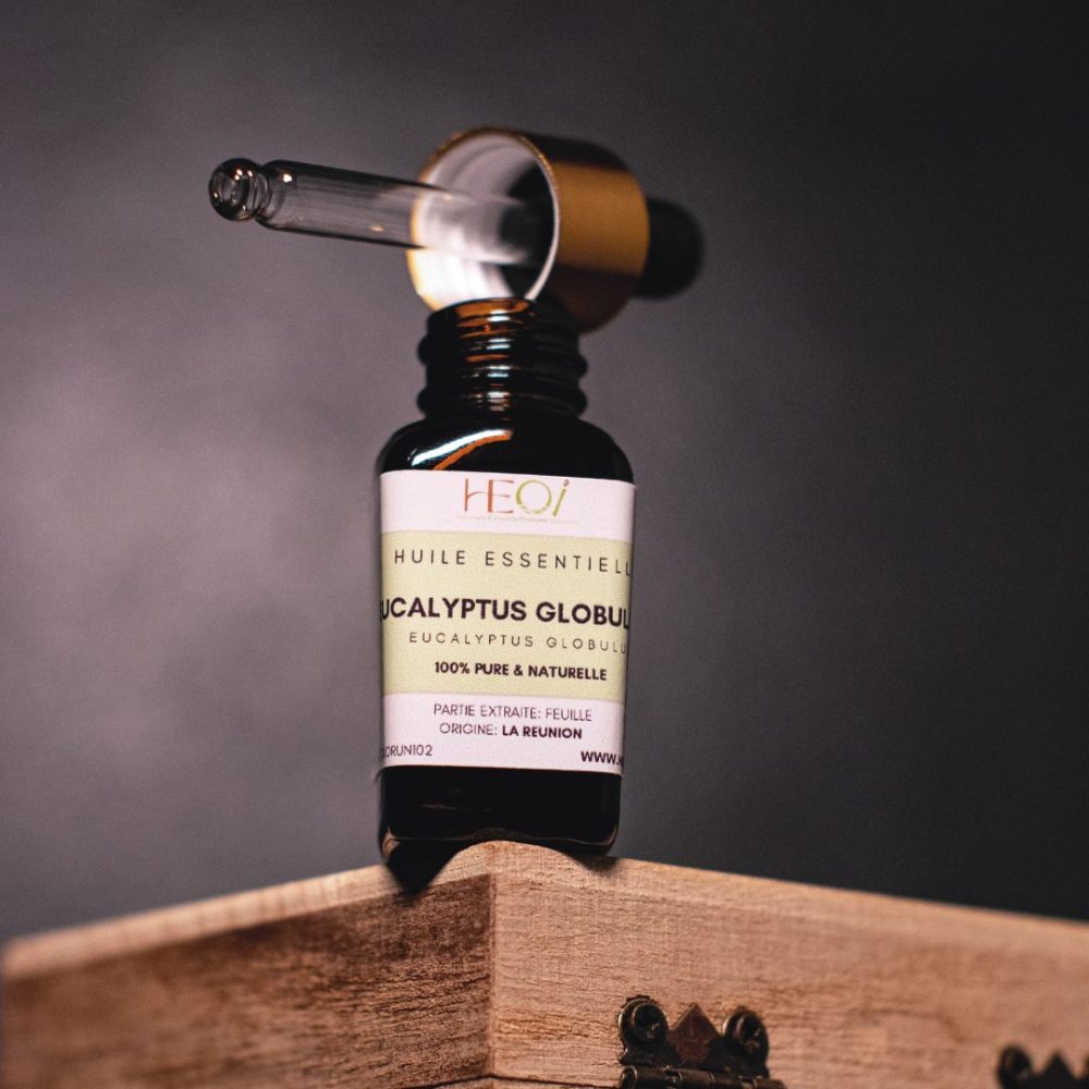 Packshot-flacon-huile-essentielle-sur-socle